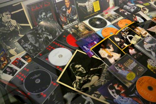 KIÁLLÍTÁS SZILÁGYI GÁBOR ELVIS-GYŰJTEMÉNYÉBŐL