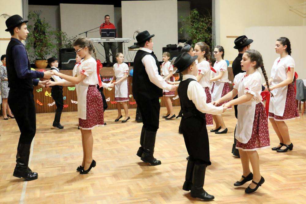 TAVASZVÁRÓ MASZKABÁL