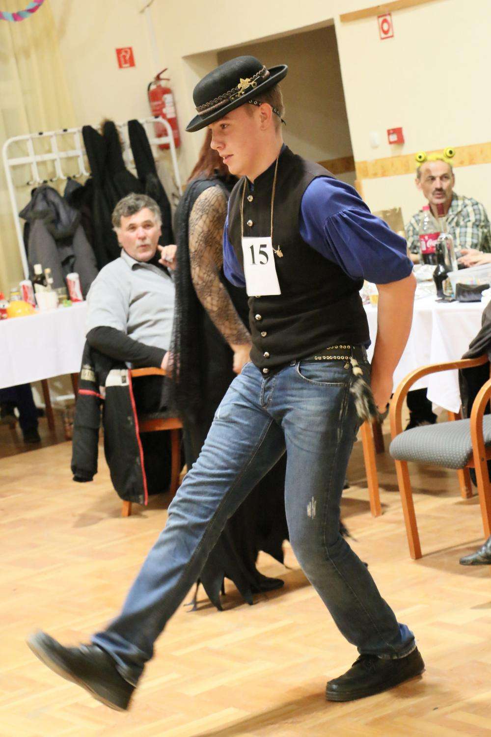 TAVASZVÁRÓ MASZKABÁL