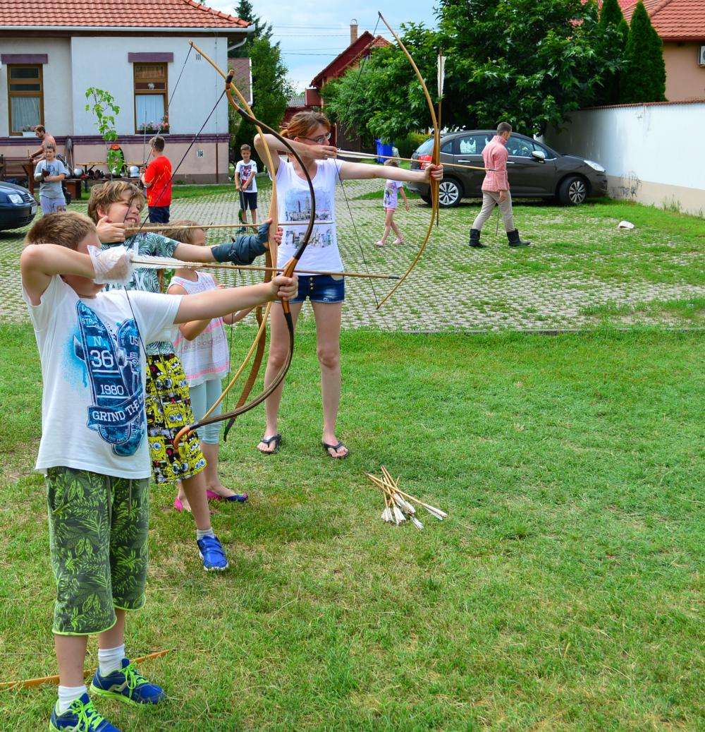 A FEKETE SEREG LOVAGJAI - hagyományőrző tábor 10-13 évesek részére