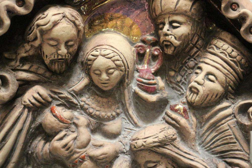 KITEKINTETT SZŰZ MÁRIA NAPKELETRE - Petrás Mária keramikus kiállítása 