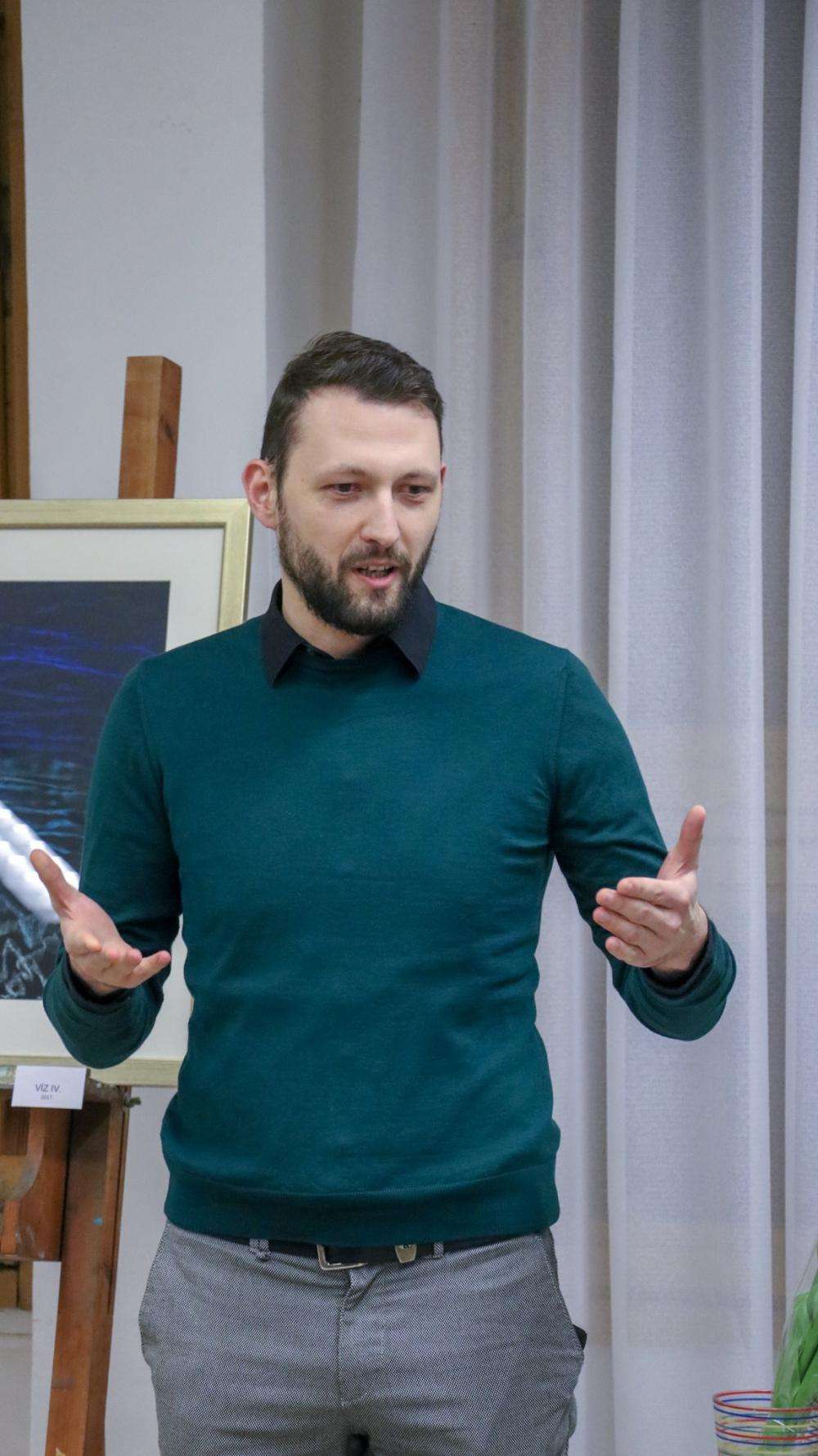 Láng Eszter képzőművész "Szélcsend" című kiállítása