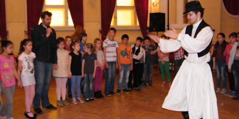 MASKARÁSOK, BOLONDOK