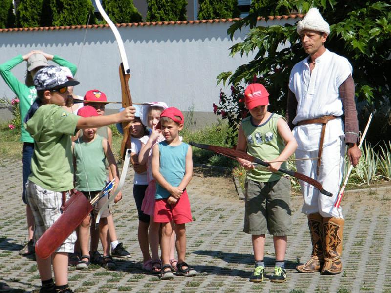 APRÓDOK ÉS UDVARHÖLGYEK MÁTYÁS KIRÁLY UDVARÁBAN
