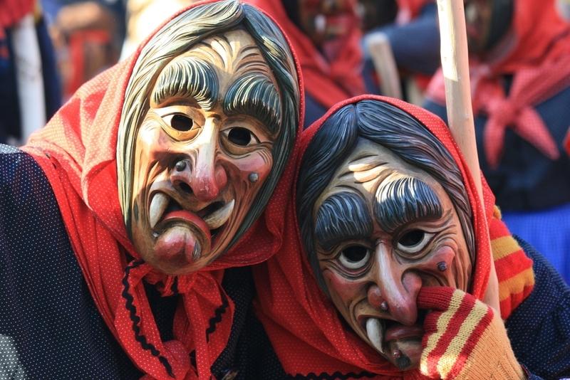 MASKARÁSOK, BOLONDOK