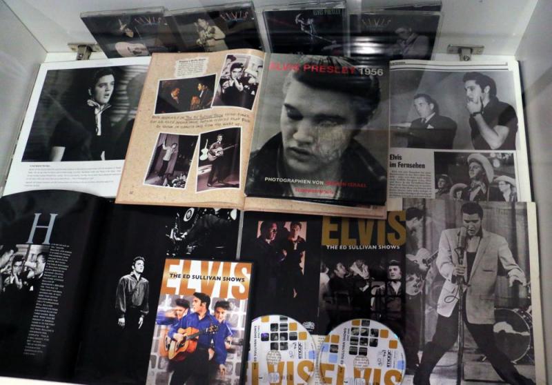 ELVIS ’40 - ROCK AND ROLL SHOW