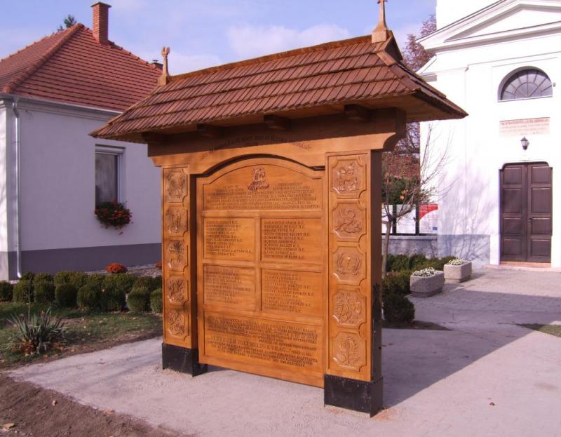 NYITVA VAN AZ ARANYKAPU