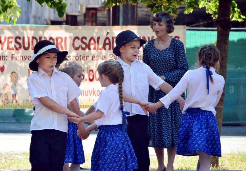 CSALÁDI JUNIÁLIS A FÉNYES UDVARBAN 
