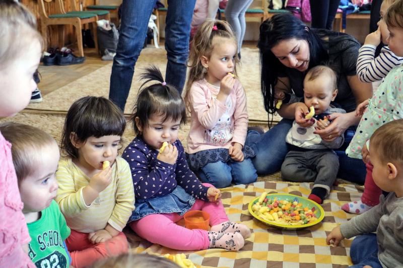HANGBÚJÓCSKA ZENEBÖLCSI : Édesanyáikkal játszó gyermekek egy korábbi zenebölcsi alkalmával