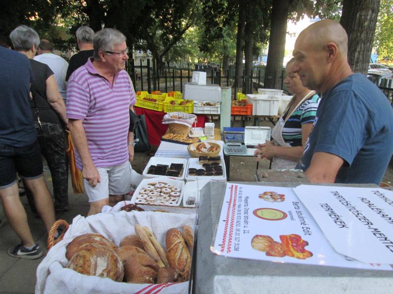 SZATYOR: Pékáruk, sütemények, gyümölcsök és más finomságok tárulnak az érdeklődők elé az Újkerti Közösségi Ház kistermelői piacán