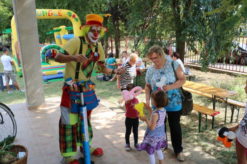 ŐSZKÖSZÖNTŐ CSALÁDI NAP: Tarka-barka öltözetű bohóc szórakoztatja a gyerekeket az "Őszköszöntő családi napon"