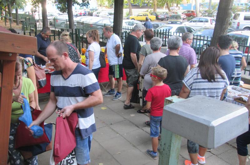 SZATYOR: Zsibongó sokaság az Újkerti Közösségi Ház kistermelői piacán