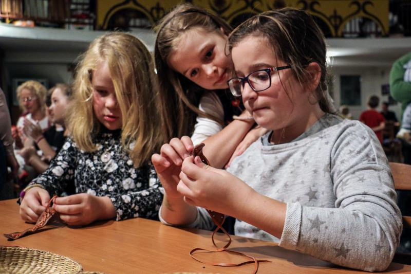ÉVADNYITÓ SZÜRETI MOTOLLA: Együtt kézműveskednek a gyermekek a Motolla Egyesület programján