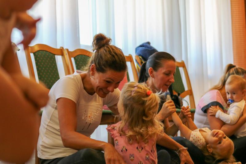 HANGBÚJÓCSKA ZENEBÖLCSI: Édesanyáikkal játszó gyermekek egy korábbi zenebölcsi alkalmával