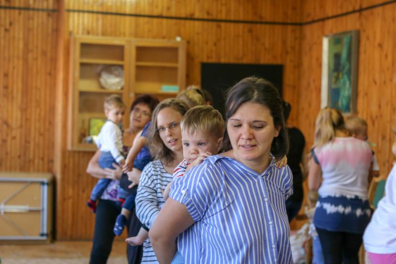 HANGBÚJÓCSKA ZENEBÖLCSI: Gyermekeikkel vonatozó édesanyák a zenebölcsin mondókázás közben
