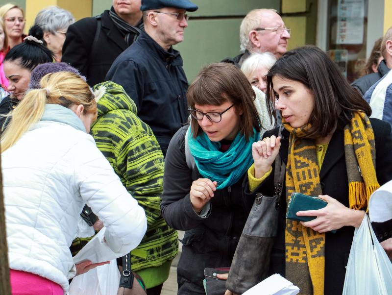 SZATYOR: Pillanatkép egy korábbi Szatyor alkalmáról, a nézelődő vásárlókról