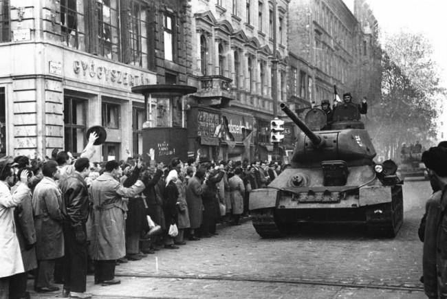 BÁTOR ŐSÖK, TISZTELGŐ UNOKÁK: Korabeli fekete-fehér fotó az utcán vonuló tankokról 1956-ból