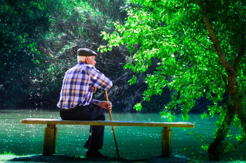 MI A LEGCSODÁLATOSABB ABBAN, HOGY NYUGDÍJAS LETTEM?: Illusztratív fotó egy tóparton ülő nyugdíjas férfiról