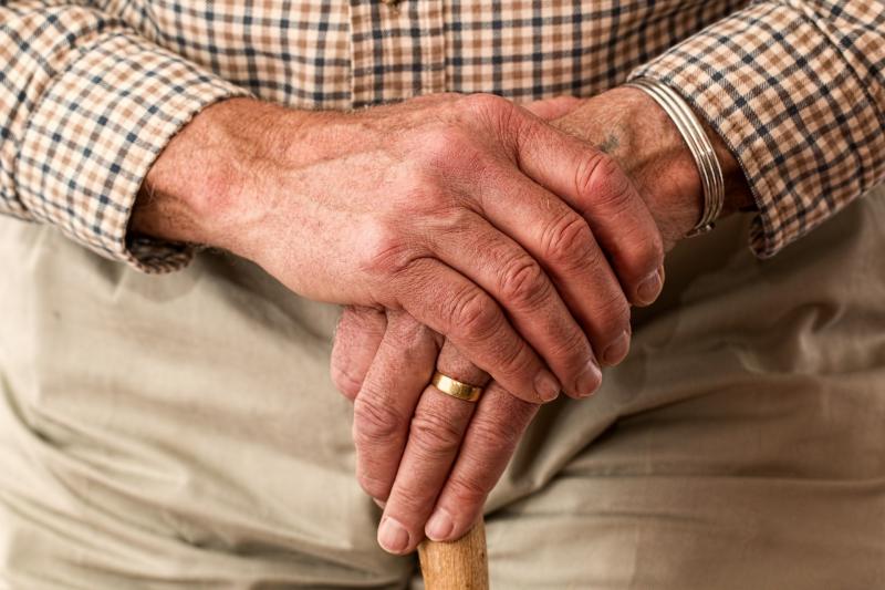 NYUGDÍJAS KLUB: Illusztratív fotó egy idős ember kezeiről