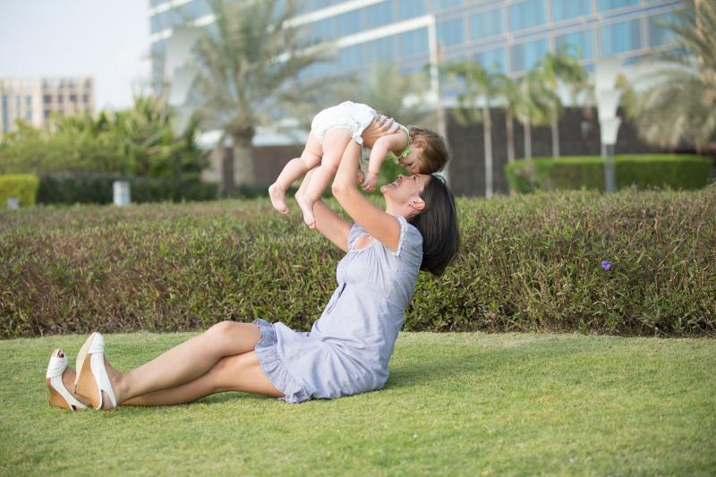 BABA-MAMA KLUB: Illusztratív fotó egy babájával játszó édesanyáról